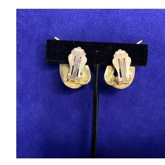 Sarah Coventry Symphony Earrings in an elegant pattern, in Gold wash - Picture 2 of 5